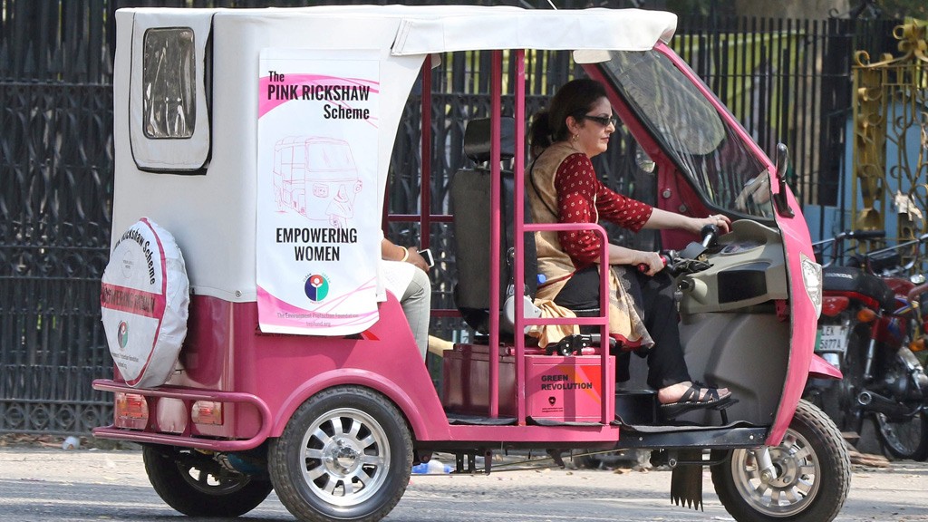 A woman steers a vehicle of the 'Pink-Rickshaw'.  Zar Aslam, president of Pakistan's non-profit Environment Protection Fund, launched the scheme for women on roads who are often harassed by male auto-rickshaw drivers while they get to their homes or work places. © picture-alliance/dpa/R. Dar