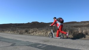 Michael Wigge fährt mit seinem Tretroller über die Nordseeinsel Sylt