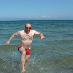 Michael Wigge rennt aus der Ostsee Richtung Strand